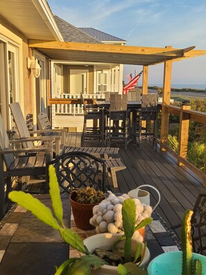 Outdoor dining - Prime Oceanfront Getaway – Sun, Sand & Special Discounts Await! (Flagler Beach)