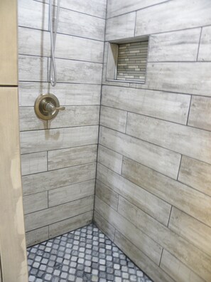 Combined shower/bathtub, hair dryer, towels, toilet paper