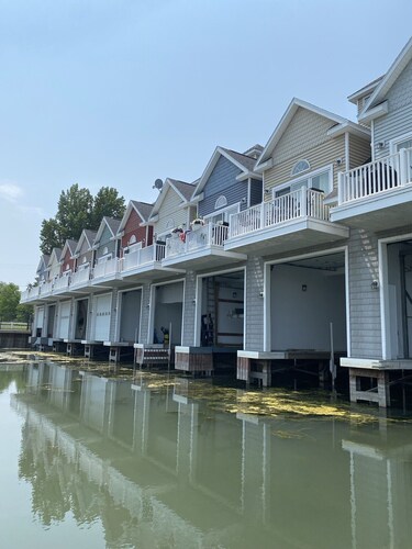Walk Downtown, New...Boathouse Included!!!