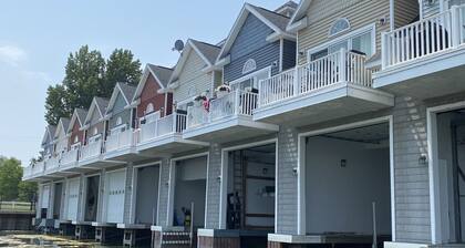 Walk Downtown, New...Boathouse Included!!!