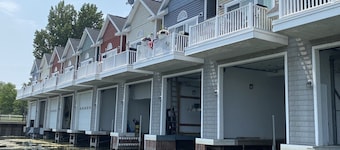 Walk Downtown, Brand New ... Boathouse Inkluderet !!!