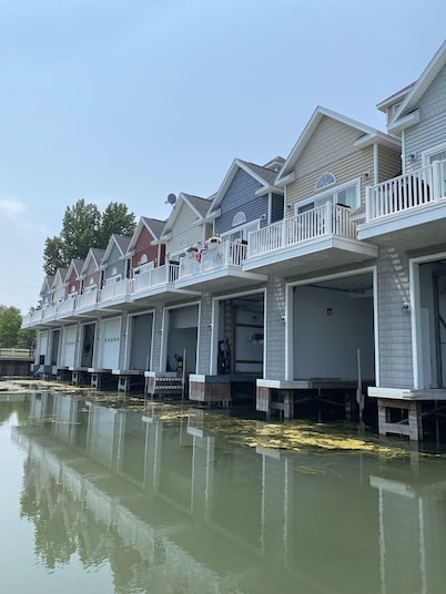 Walk Downtown, New...Boathouse Included!!!