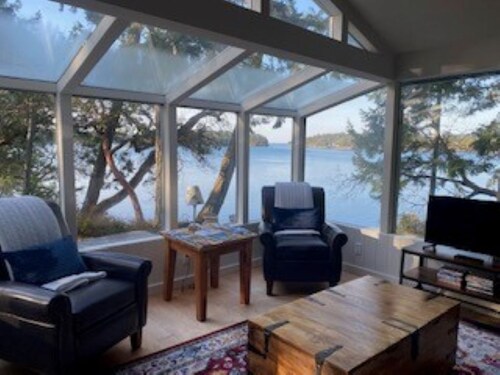 Haus am Wasser - Beobachten Sie einen Sonnenuntergang vom Whirlpool, Privatstrand, atemberaubende Aussicht!