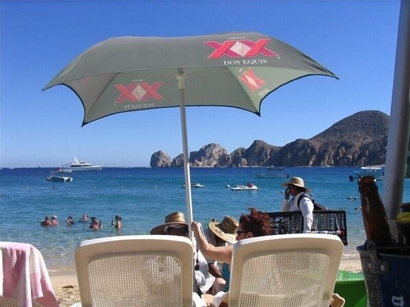 Chaises longues, serviettes de plage