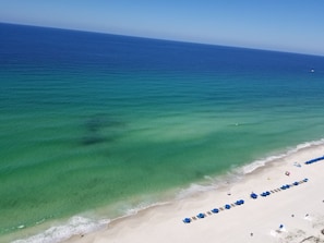 Plage, chaises longues