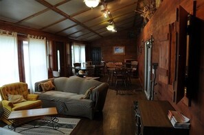 Smart TV, fireplace, books, stereo