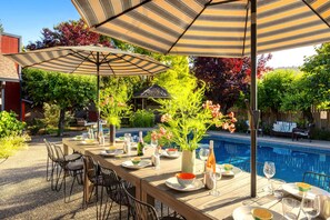 Outdoor dining - Luxurious Large Home, Beautiful Pool, Extensive Gardens (Guerneville)