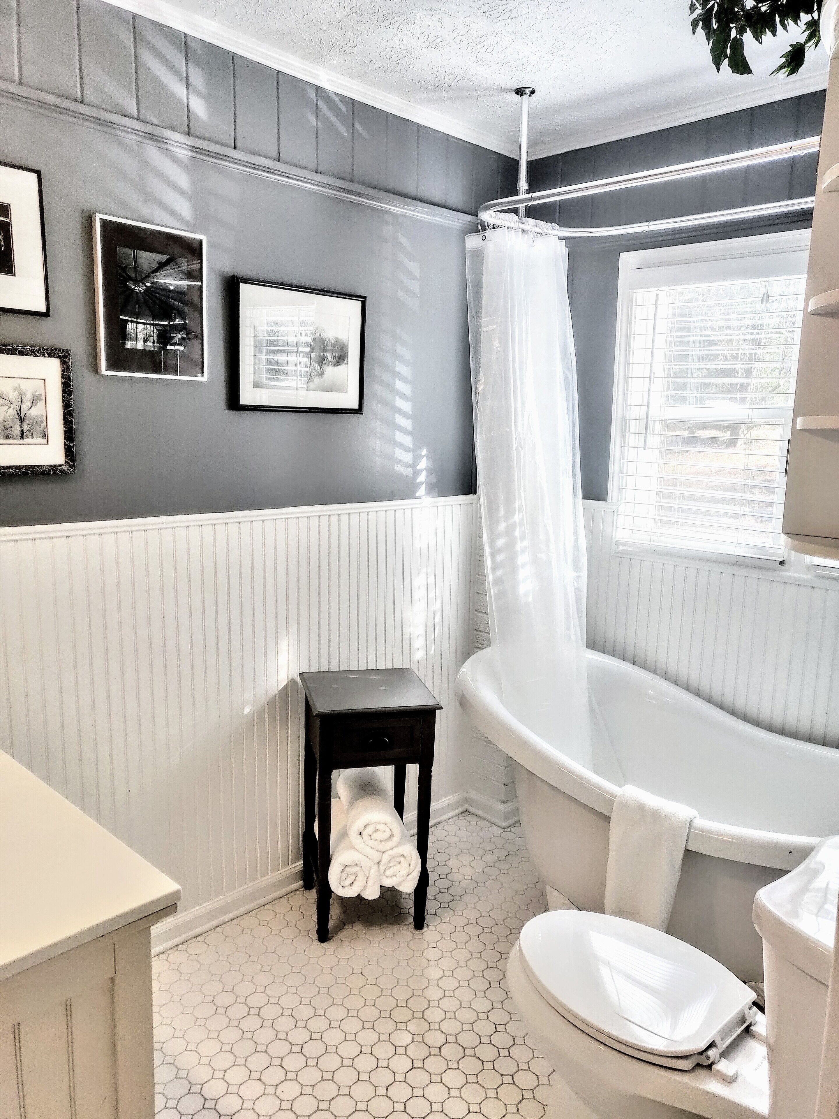 Combined shower/tub, jetted tub, hair dryer, towels