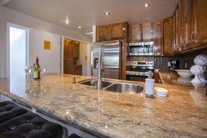 Frigorifero, microonde, piano cottura, lavastoviglie