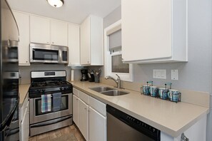 Refrigerador, microondas, horno y parrilla de estufa 