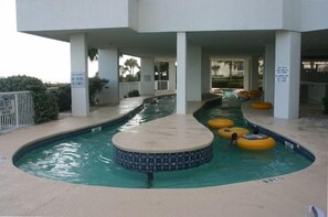 Alberca techada y alberca al aire libre