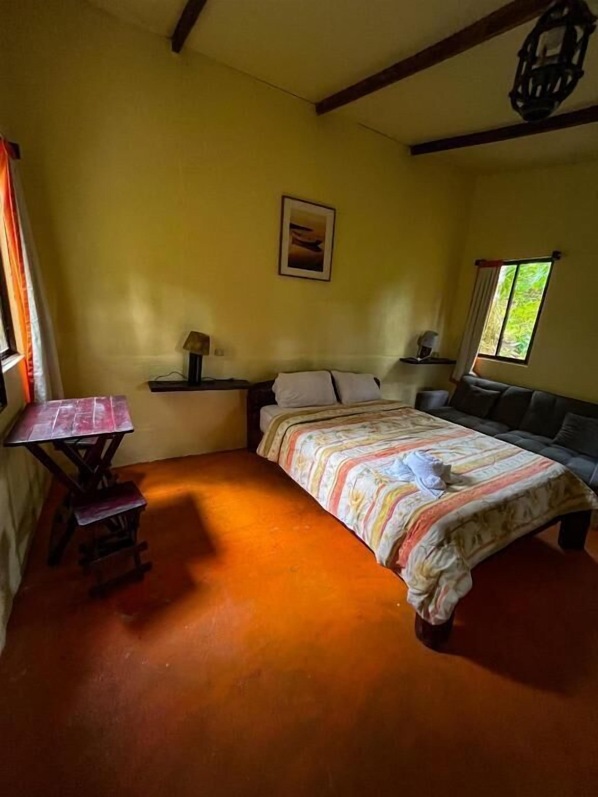 13 chambres, bureau, Wi-Fi gratuit, draps fournis