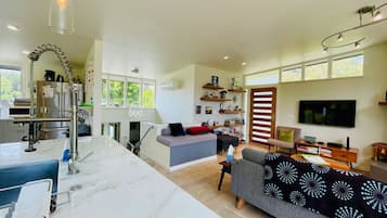 Een smart-tv, een open haard en boeken