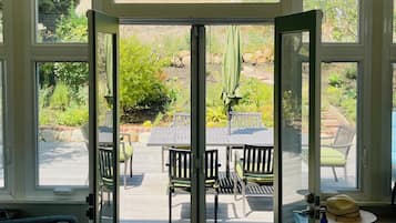 Smart-TV, Kamin, Bücher