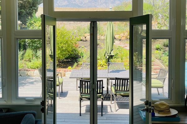 Smart TV, caminetto, libri