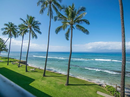 Papakea E 108 kauniisti uusittu! Pohjakerros ja portaat uimarantaan, uima-altaalle ja grillausmahdollisuuteen