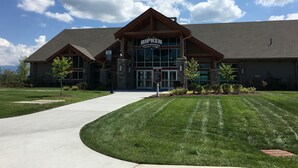 A building with a sign reading "RIPKEN EXPERIENCE." - Riverstone 2BR - River & Mountain Views / 5 min to Dollywood & Ripken (Pigeon Forge)