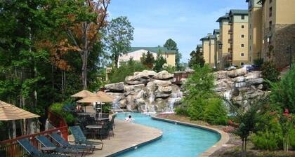 Riverstone - 2BR-Eckeinheit mit Fluss- / Berg- / Feuerwerksblick, IndoorPool, PS4, SPA