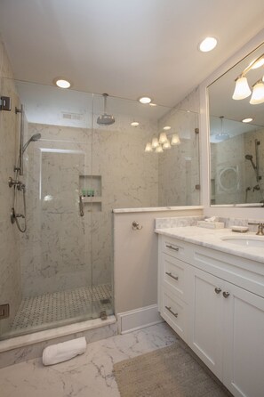 Combined shower/bathtub, hair dryer, towels, soap