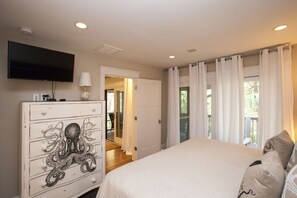 3 bedrooms, in-room safe, desk, iron/ironing board