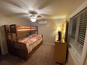 4 dormitoris, planxa i posts de planxar, wifi i roba de llit 