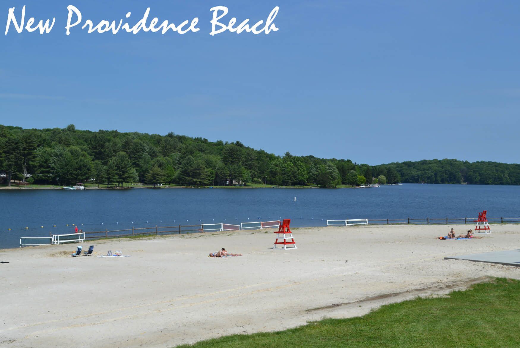 På stranden och solstolar