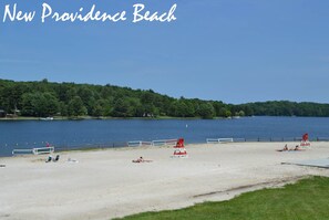 Rannalla, aurinkotuoleja