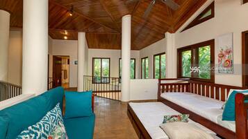 9 Schlafzimmer, Zimmersafe, Schreibtisch, Bügeleisen/Bügelbrett