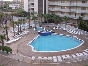 Utendørsbasseng og et oppvarmet basseng