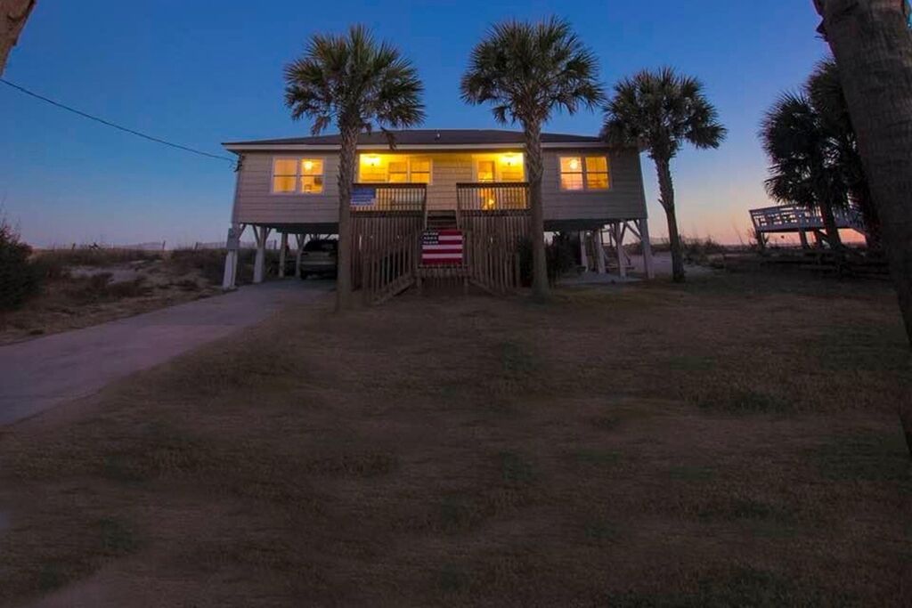 Beachfront 4 BR, 3 bath, sleeps 12 - Fantastic Views! 