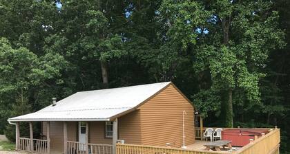 Minutes aux grottes; 5 + acres, Wi-fi, bain à remous, Grill, foyer, Animaux acceptés!