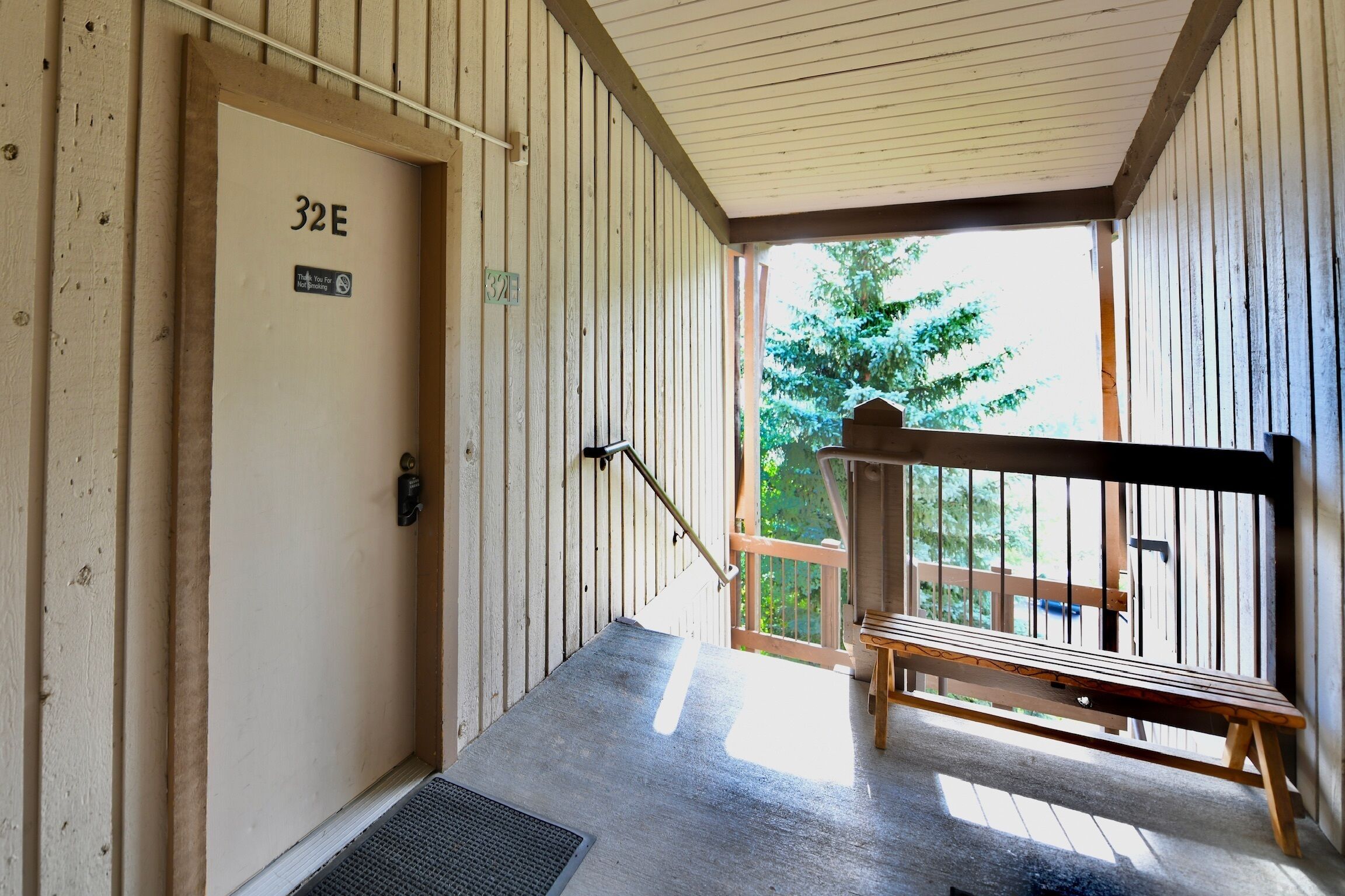 Uma cabana de madeira com uma porta identificada com 