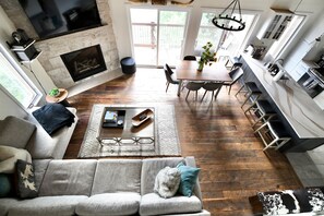 Smart TV, fireplace, stereo - Newly Remodeled Ski-In, Ski-Out To Lift About 100 Yards From Unit. (Snowmass Village)