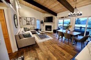Smart TV, fireplace, stereo - Newly Remodeled Ski-In, Ski-Out To Lift About 100 Yards From Unit. (Snowmass Village)