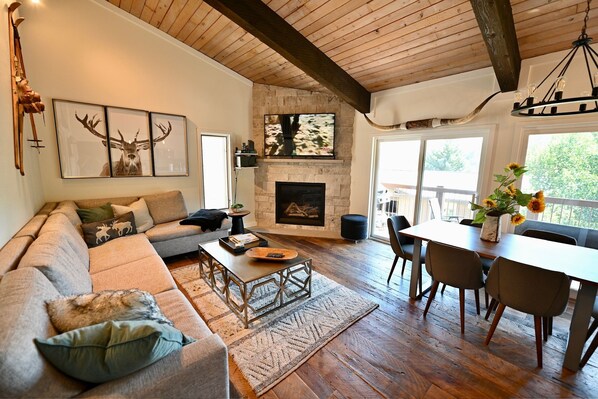 Smart TV, fireplace, stereo