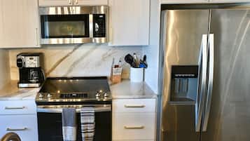 Frigorífico, microondas, horno y placa de cocina