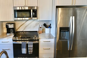 Refrigerador, microondas, horno y parrilla de estufa