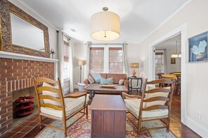 Flachbildfernseher, Kamin, Bücher