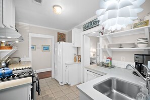 Full-size fridge, microwave, oven, stovetop