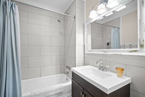 Combined shower/bathtub, towels, soap, shampoo -  Cottage in the Heart of Downtown Beaufort Historic Area 5-min walk to River!  (Beaufort)