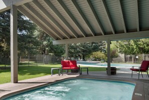 A heated pool - "Great Valley Digs" Short Walk to River Run, Town & Fishing (Ketchum)