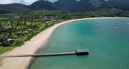 Hermosa, histórica casa de 2 dormitorios en la bahía de Hanalei con A / C!