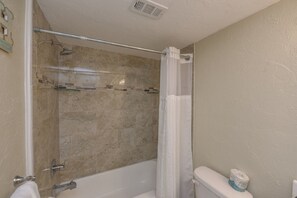 Combined shower/tub, hair dryer, towels