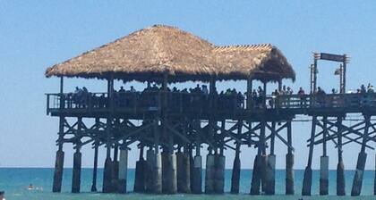 Cocoa Beach Kaunis koti nukkuu 8-12, oma lämmitetty uima-allas