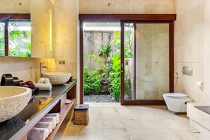 Een bad, een bubbelbad, een haardroger, een bidet