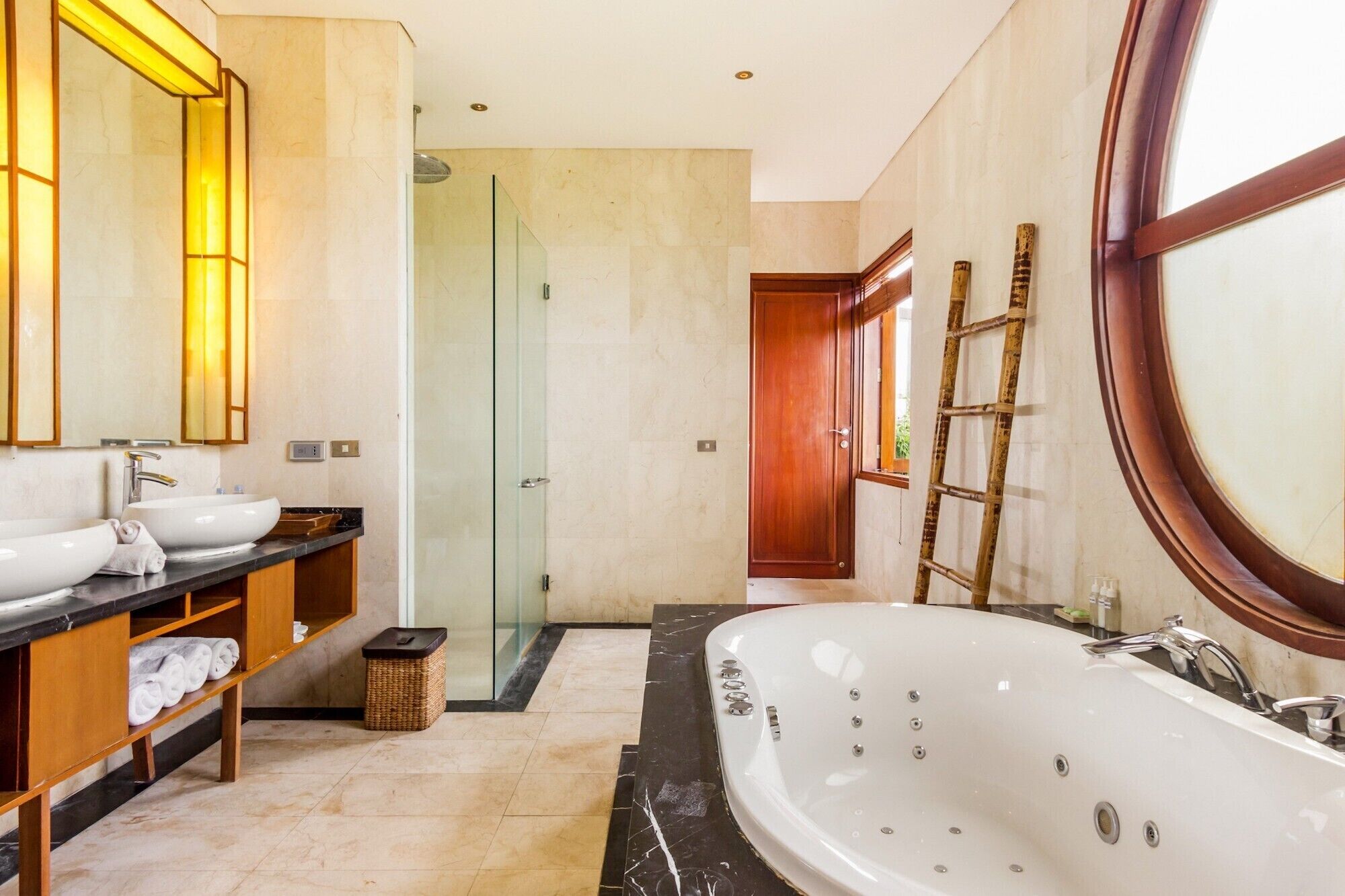 Baignoire, sèche-cheveux, bidet, serviettes fournies