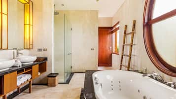 Baignoire, sèche-cheveux, bidet, serviettes fournies