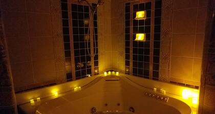 2 henkilöä JACUZZI kodikas mökki (koko talo)