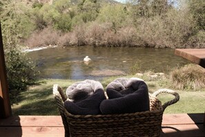 Property grounds - Sequoia River Cabin ~ Romantic Rustic Retreat on Kaweah River ~ Close to Sequoia (Three Rivers)