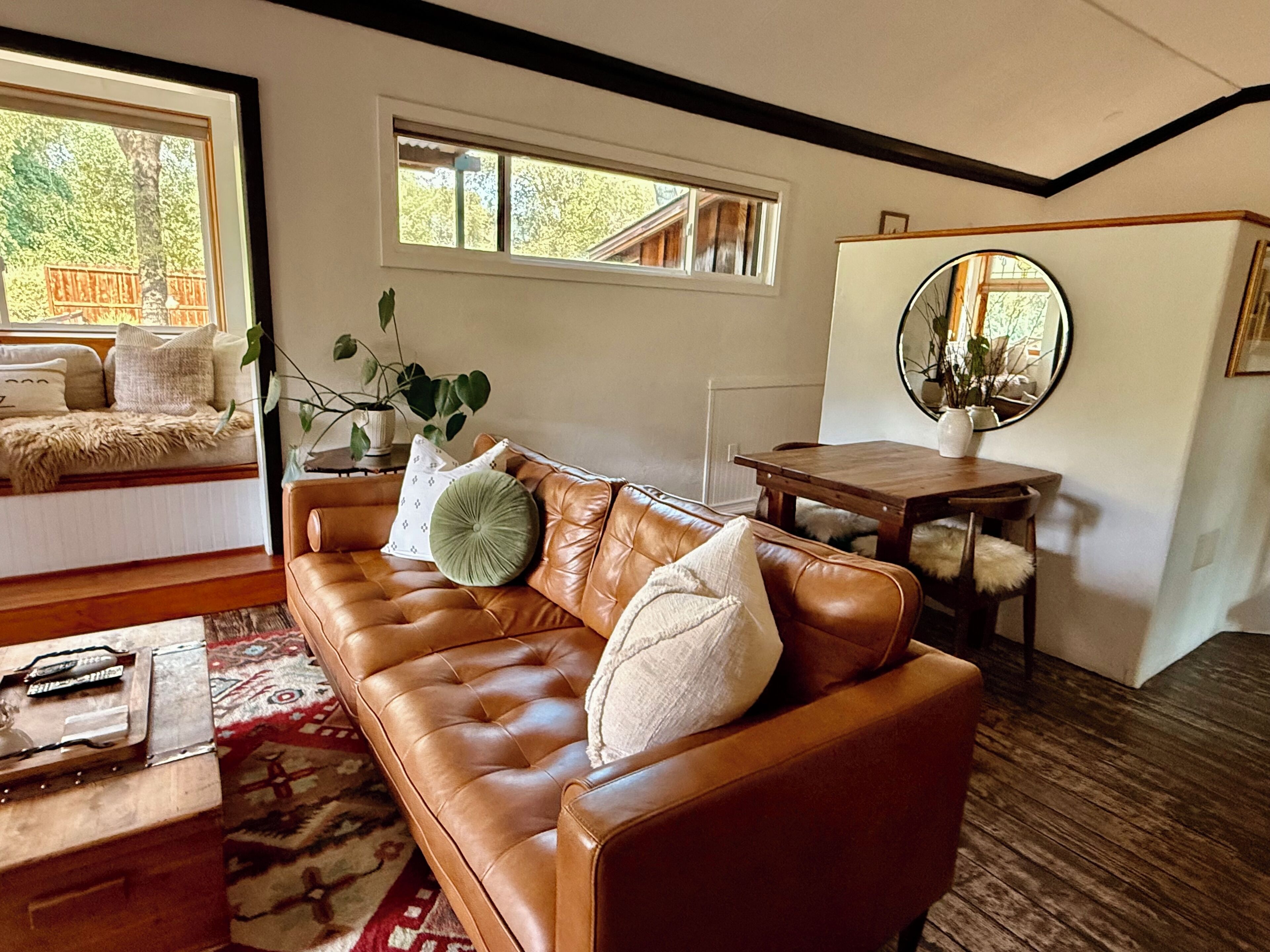 Smart-TV, Kamin, Bücher